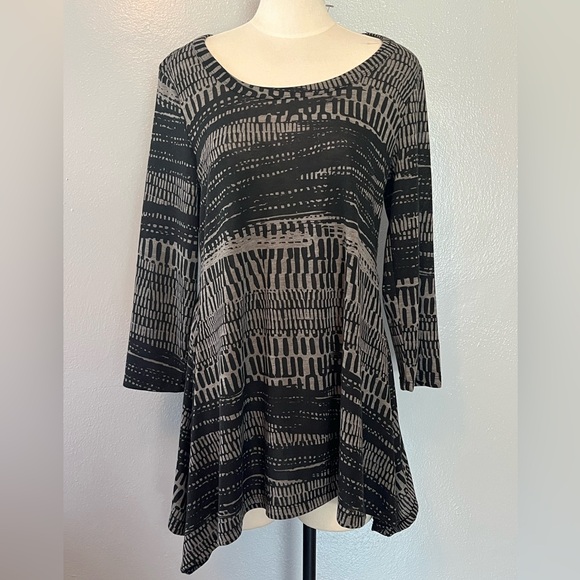 Cupio Sweaters - Cupio black and gray  sharkbite tunic, crew neck size XL